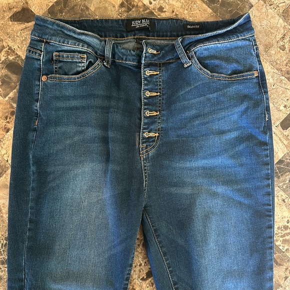 Judy Blue Jeans - Picture 3 of 3